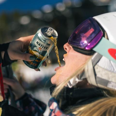 Closing days are closing in…get those final turns and brewSKIS. 

#springskiing #conative #stillamber